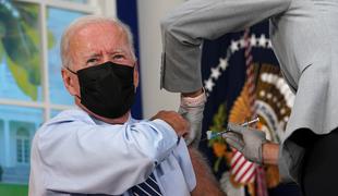 78-letni Biden prejel poživitveni odmerek cepiva Pfizer #video