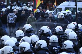 Nasilje v Kölnu: policija prekinila protest skrajne desnice (foto)