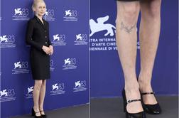 Phoebe Bridgers na rdeči preprogi pokazala neobrite noge