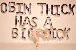 Video: Robin Thicke v sodelovanju z golimi manekenkami