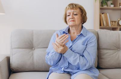 Mravljinci v rokah: zakaj se pojavljajo in kako jih odpraviti?