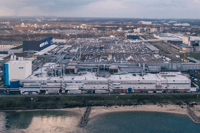 Ford tovarna | Ford bo v prenovo tovarne v nemškem Kölnu, stare 90 let, vložil milijardo dolarjev. Tam bodo prvi za Evropo namenjeni električni avtomobil izdelovali že čez dve leti. | Foto Ford