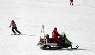 V Kranjski Gori trčila v smučarja in pobegnila