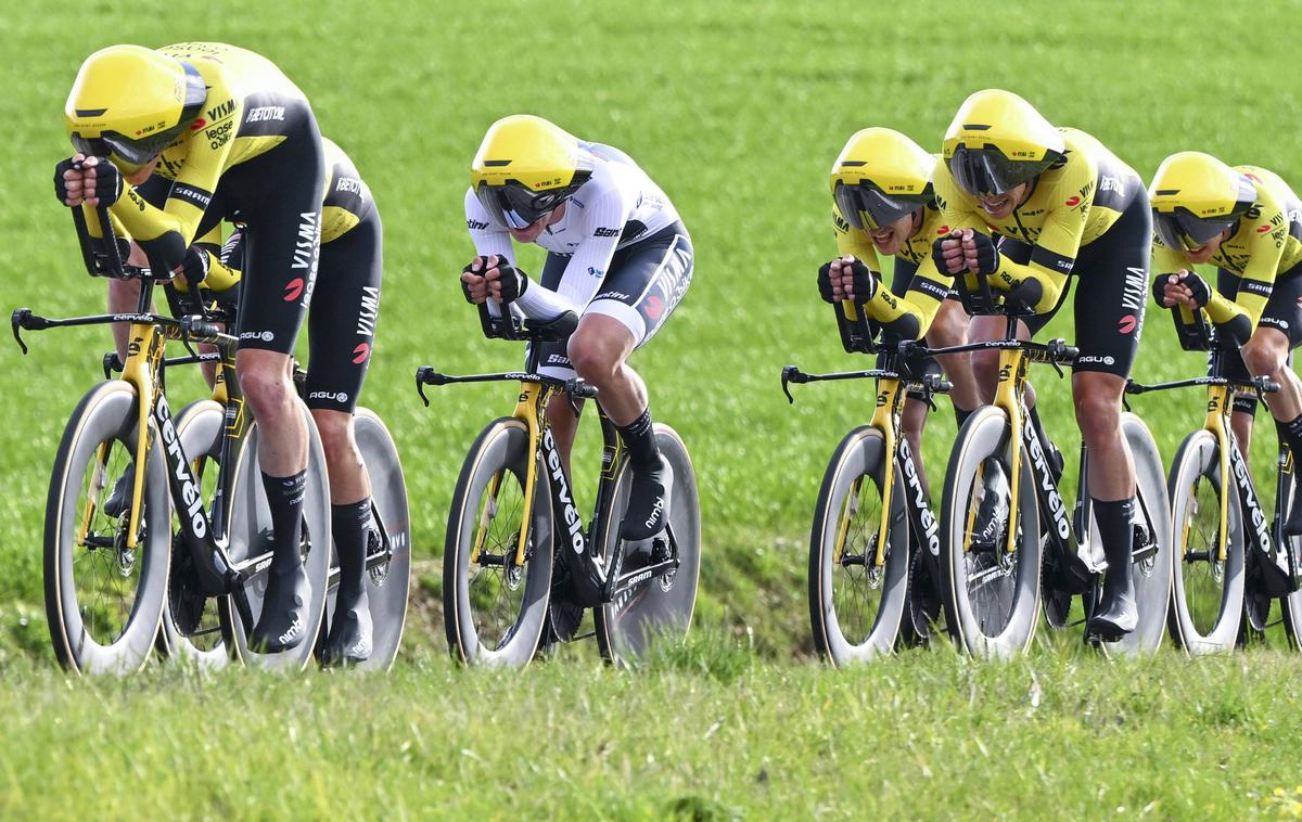 Visma Lease a Bike čalada | Nizozemci trdijo, da nova kronometraska čelada Giro Aerohaed ll upošteva vse smernice Mednarodne kolesarske zveze. | Foto Guliverimage