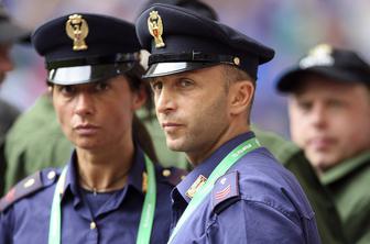 Pri sosedih 13-letnik zabodel učiteljico