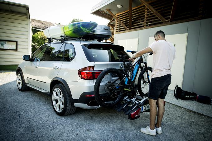 Ena boljših rešitev za prevažanje koles z avtomobilom je prtljažnik, ki ga pritrdite na vlečno kljuko. | Foto: 