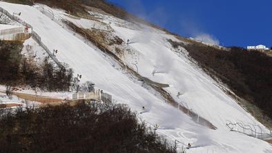 Suša in veter, a so vseeno zasnežili olimpijske proge #video