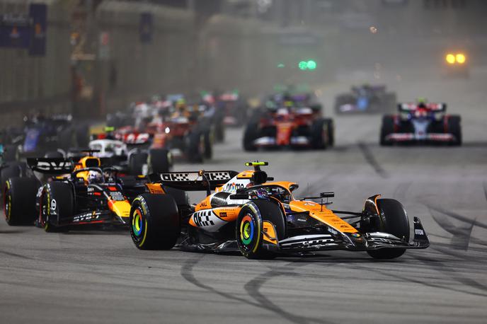 Singapur štart Lando Norris McLaren | Lando Norris je v šestem poskusu vendarle na štartu zadržal prvo mesto. | Foto Reuters