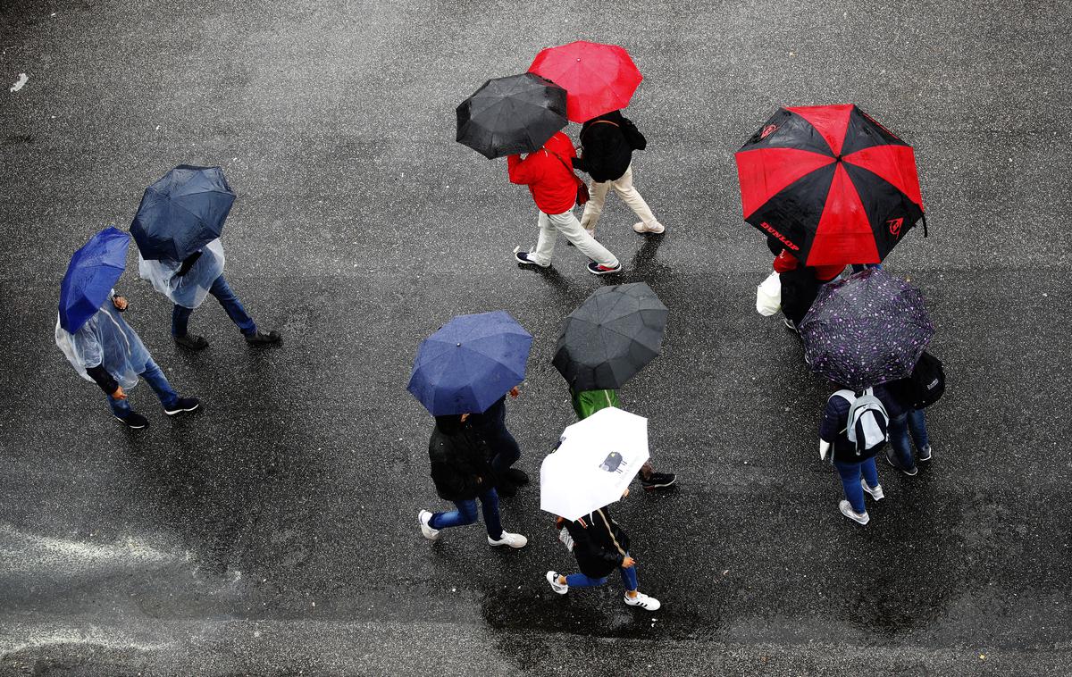 dež, dežnik | Danes bo oblačno in deževno, vmes bodo tudi posamezne nevihte.  | Foto Getty Images
