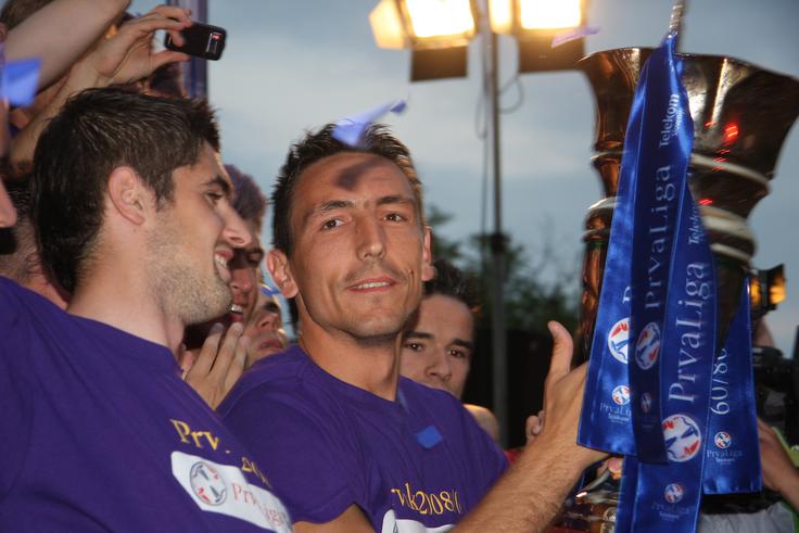 Kot nekdanji nogometaš Maribora, s katerim je osvajal tudi lovorike, ne skriva razočaranja, da v boju za naslov ne igra vidnejše vloge. ''Žal mi je, da je izpadel iz igre, saj je kot klub pred vsemi. Tudi pred Olimpijo in Celjem,'' sporoča Pavlović.    | Foto: Marjan Kelner/Sportida