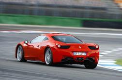 Vpoklic za ferrarije california in 458 italia