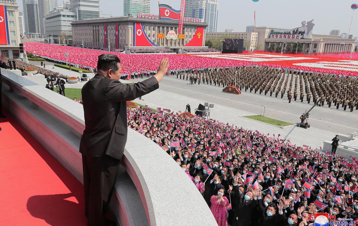 Severna Koreja praznovanje rojstni dan ustanovitelja Kim Il-sunga | Severnokorejski voditelj Kim Džong Un je v četrtek odredil popolno zaprtje, prebivalci pa morajo ostati doma. | Foto Reuters
