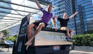 Cybertruck "prihrumel" v Ljubljano: pot dveh fantov je neverjetna #foto