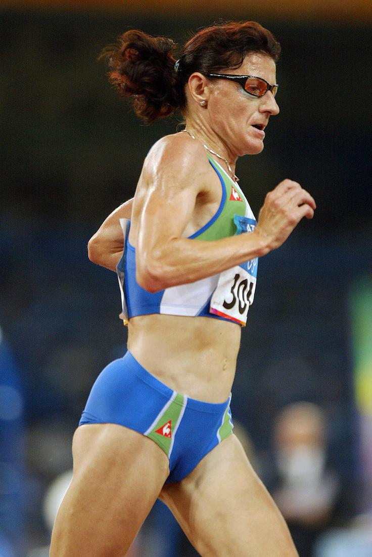 Na olimpijskih igrah v Atenah leta 2004 je postavila slovenski državni rekord v teku na deset tisoč metrov (31:06,63), ki ostaja nepresežen. | Foto: Aleš Fevžer