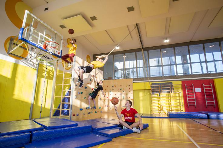 Člani akrobatske skupine Dunking Devils so ambasadorji projekta Hudo dobra telovadnica, ki želi opozoriti na nujnost posodobitve šolskih telovadnic z vidika zagotavljanja kakovostne in varne vadbe, ki bo različnim ciljnim skupinam šolskih telovadnic omogočila ustrezno telesno zmogljivost. | Foto: Urban Urbanc/Sportida