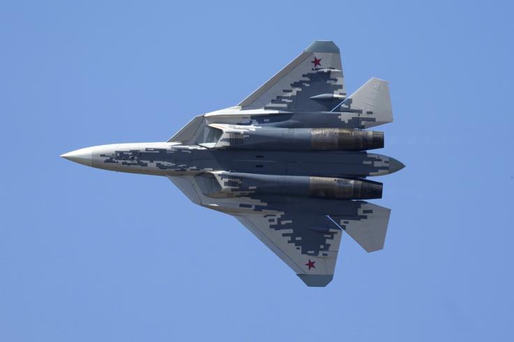 Su-57 je radarsko slabo zaznavno letalo, ki ima običajno oborožitev skrito v trupu. Na nebu nad Omskom pa je imel Su-57 oborožitev nameščeno na trupu, zaradi česar vojaški poznavalci menijo, da je bilo namenjeno obrambi rafinerije pred brezpilotnimi letalniki.  | Foto: Guliverimage