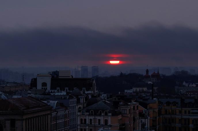 Kijev, Ukrajina, letalski napad | 9. marec 2023: sončni vzhod v Kijevu, ki je po nočnem raketnem napadu zavit v dim.  | Foto Guliver Image