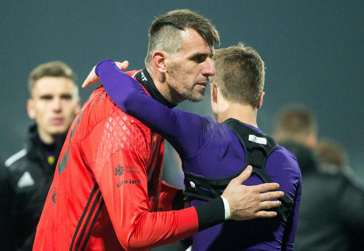 Vijolič'ni bojevnik je čestital strelcu zmagovitega zadetka Luke Zahovića za sladko zmago nad Olimpijo. | Foto: Vid Ponikvar