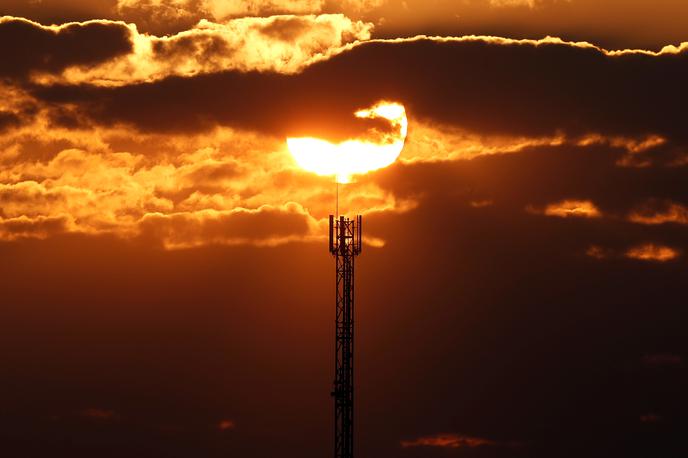Antena za mobilno telefonijo | Začelo se je v Združenem kraljestvu in se razširilo na več evropskih držav: antenski stolpi postajajo tarče tistih, ki se na krilih teorij zarote odločajo za uničevanje. | Foto Reuters