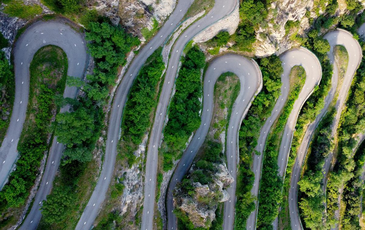 cesta Montvernier | Pogled na dva kilometra strmega vzpona, kjer je kar 17 ostrih ovinkov. | Foto Gregor Pavšič