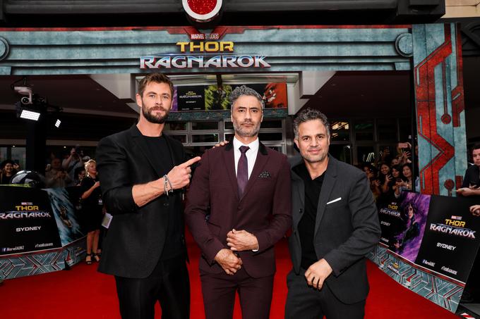 Waititi (sredina) s Chrisom Hemsworthom (levo) in Markom Ruffalom (desno) na avstralski premieri filma Thor: Ragnarok | Foto: Getty Images