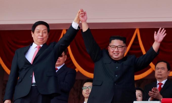 Na častni tribuni je poleg Kima sedel odposlanec kitajskega predsednika Li Zhanshu. | Foto: Reuters