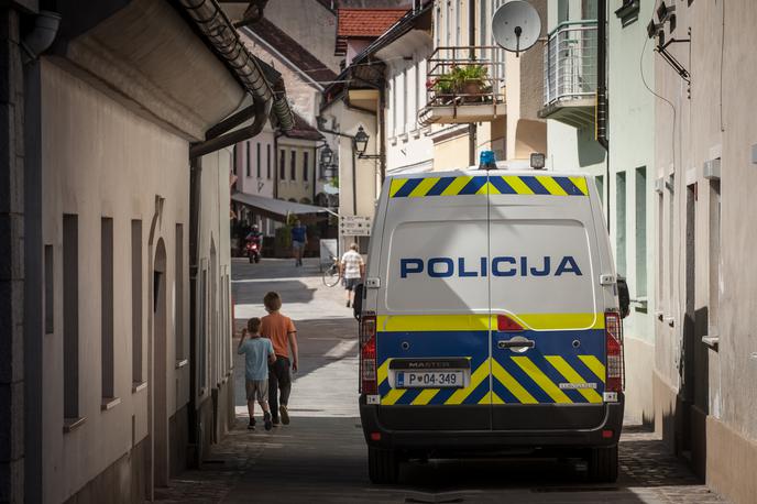 slovenska policija, policija, policijski kombi | Sistem pomožne policije je sicer eden temeljnih mehanizmov zagotavljanja zadostnih in ustrezno usposobljenih kadrovskih virov v primeru soočanja z zahtevnejšimi varnostnimi izzivi, so spomnili. | Foto Shutterstock