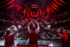 NAGRADNA IGRA: Z nami na Red Summer Party!