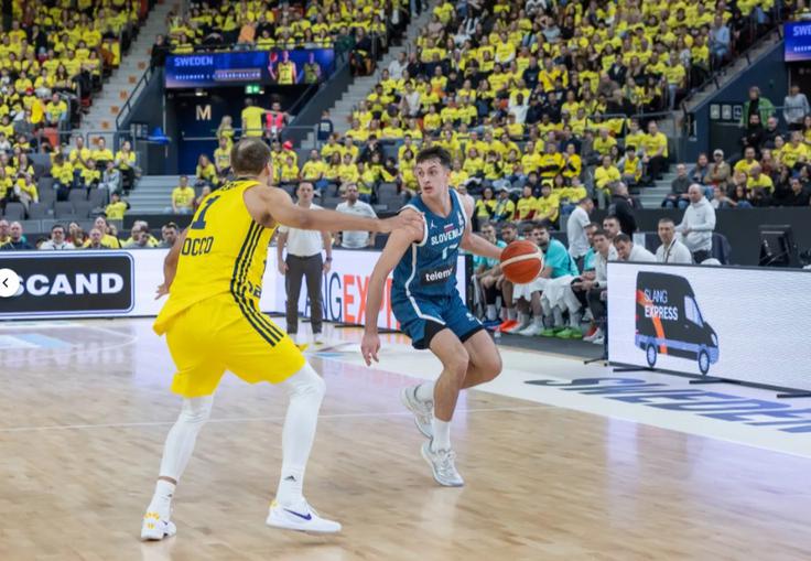 Proti Švedski je v začetku decembra izkoristil priložnost in dosegel deset točk ob izredno pomembni zmagi Slovenije. | Foto: FIBA