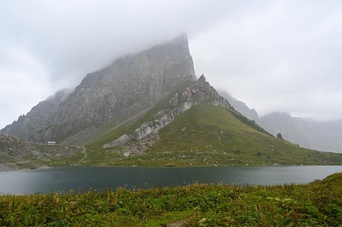Volajsko jezero Wolayer See | Volajsko jezero pod najvišjo goro Karnijcev na oblačen poletni dan | Foto Matej Podgoršek