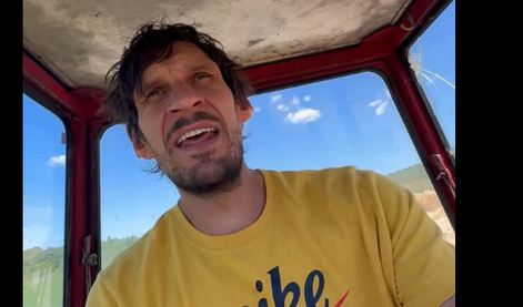 Veliki prijatelj Luke Dončića na traktorju postal uspešnica #video
