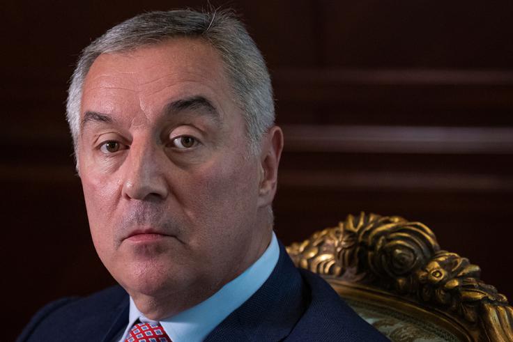 Milo Đukanović »Mladi, pametni in lepi.« Tako so rekli mladim komunistom Miletu Đukanoviću, Momirju Bulatoviću in Svetozarju Maroviću, ki so leta 1989 zajahali val protibirokratske revolucije Slobodana Miloševića in odstranil staro vodstvo črnogorske partije. Đukanović, ki je leta 1991 s komaj 29 leti postal črnogorski premier, je pozneje naredil politični preobrat in prelomil zavezništvo z Miloševićem. Njegova stranka DSP, ki je naslednica črnogorske komunistične partije, je vse do letos prepričljivo zmagovala na volitvah (vse do letošnjih volitev je vedno dobila več kot 40 odstotkov glasov) in z zaveznicami vladala Črni gori. Njegovi glavni tekmeci so politiki, ki zagovarjajo zavezništvo s Srbijo. Leta 2016 naj bi se nekateri od njih povezali z Rusijo in poskušali z državnim udarom zrušiti Đukanovića, ki je imel od srede 90. let trdno podporo Zahoda (junija 2017 so državo sprejeli v Nato). Politični nasprotniki mu očitajo, da je avtokrat in kleptokrat ter da je tesno povezan s črnogorsko mafijo. Zdaj bo moral Đukanović, ki je (znova) predsednik države od leta 2018, politično sobivati z vlado, v kateri ne bo njegove DSP. | Foto: Reuters