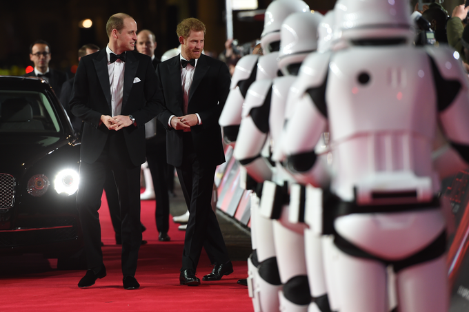 Princa so na londonski rdeči preprogi pozdravili tudi stormtrooperji - v te sta se v filmu prelevila tudi sama. | Foto: Getty Images