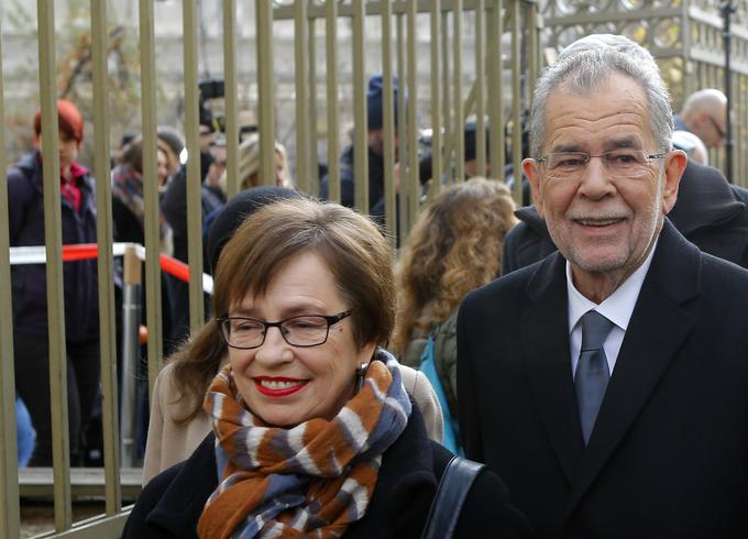 Kandidat s podporo Zelenih Van der Bellen, ki je na volišče v kraju Dunaj-Mariahilf prišel z ženo Doris Schmidauer, je bil redkobeseden, dejal je le, da je bila volilna kampanja naporna. | Foto: Reuters