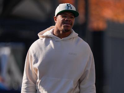 Igralec NFL zaradi divjanja z vozilom za zapahi