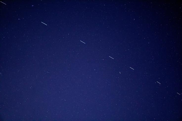 Starlink dostop do interneta zagotavlja prek konvojev satelitov, ki nenehno krožijo okrog Zemlje. | Foto: Unsplash