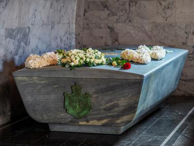 Pokojni norveški kralj Harald V. počiva v sarkofagu v obliki ladje