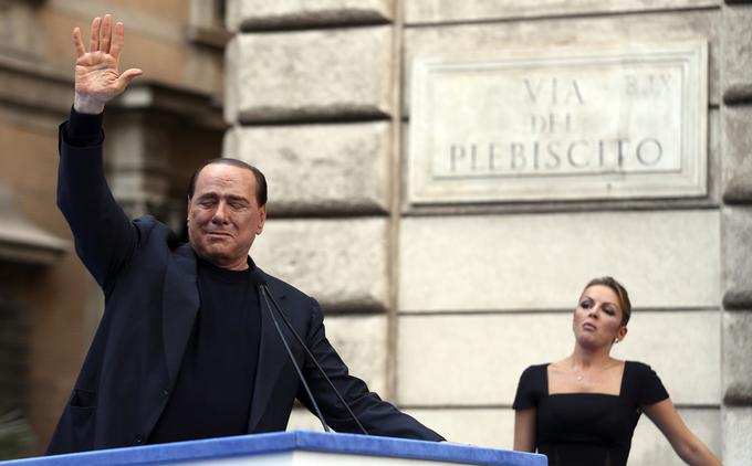 Nekdanji predsednik italijanske vlade Silvio Berlusconi, ki je leto dni po štiri ure pomagal dementnim bolnikom, je po mnenju Lesarjeve dokaz, da se tudi za direktorje in politike najdejo primerne alternativne kazni. | Foto: Reuters