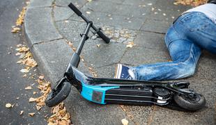 Voznik električnega skiroja trčil v 90-letnika, ki je utrpel hude poškodbe