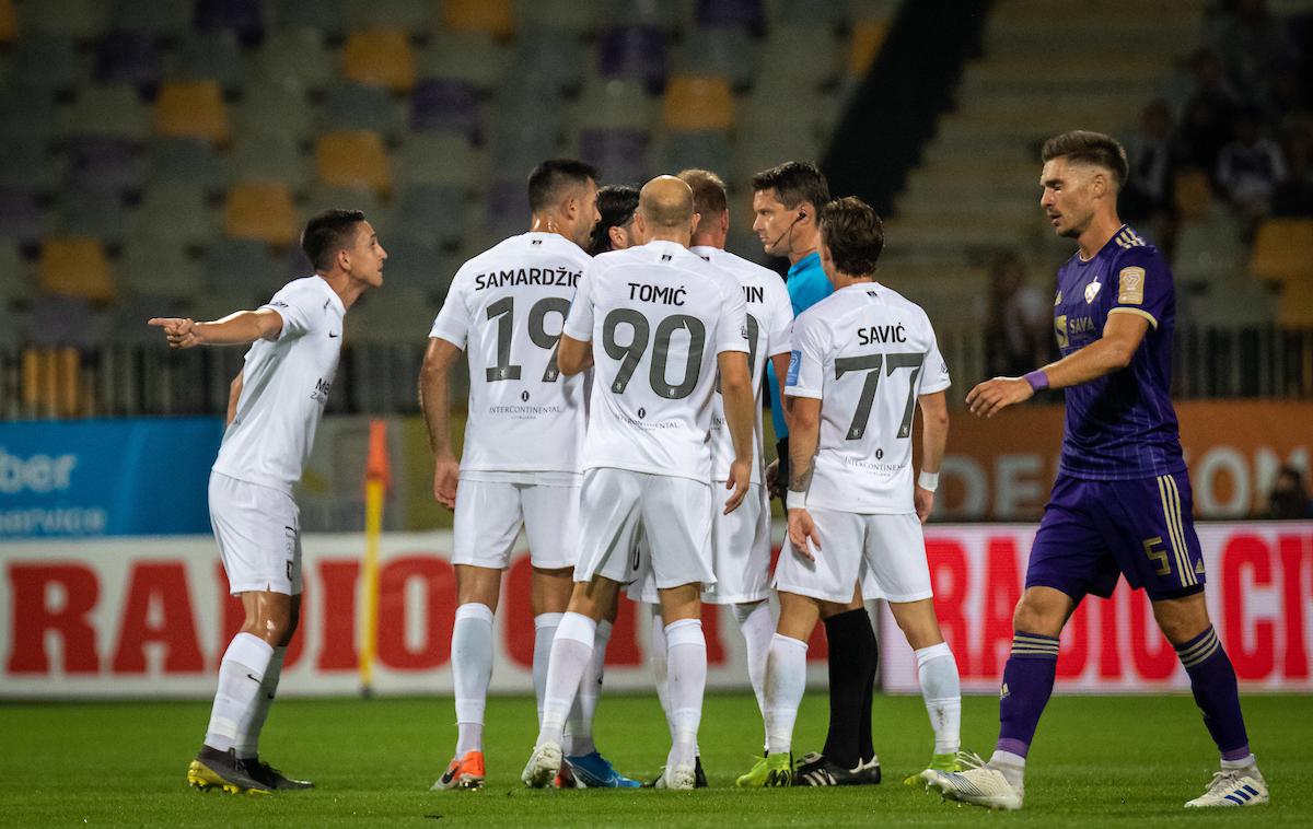 Olimpija, Maribor | Sodnik Matej Jug je predčasno pod prho poslal Vitalijsa Maksimenka že v 15. minuti. | Foto Blaž Weindorfer/Sportida