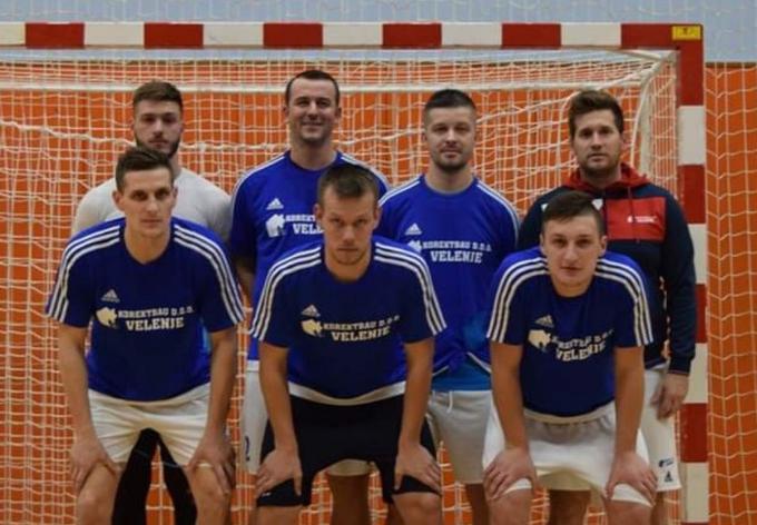 Mirnes Šišić (drugi z leve v zadnji vrsti) obožuje igranje malega nogometa v dresu velenjske ekipe Korektbau. | Foto: 