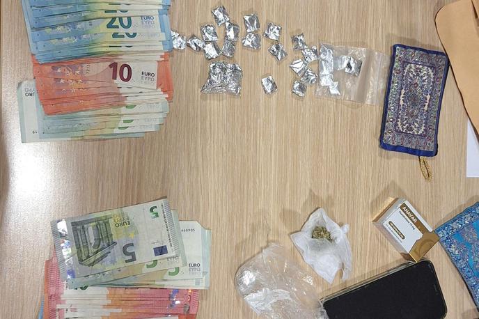droge | V postopku so policisti pri obeh našli več kot 70 zavitkov z belo prašnato snovjo in obstaja sum, da gre za kokain, dva zavitka s prahom, ki bi lahko bil heroin, zavitek s snovjo, o katerem se sumi, da je prepovedana droga konoplja, ter več tablet, ki naj bi vsebovale steroide. V postopku so zasegli tudi okoli 5.000 evrov gotovine in telefone. | Foto PU Ljubljana