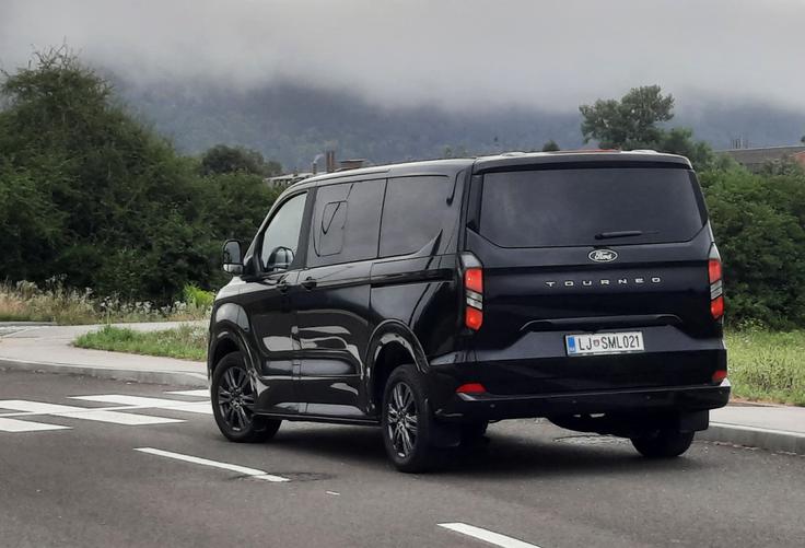 S 14 centimetri nad podlago omogoča potniški tourneo custom lahkotno vstopanje prek širokih stopnic.
 | Foto: Aleš Črnivec