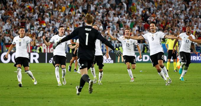 Nemci na čelu z vratarjem Manuelom Neuerjem proslavljajo uvrstitev v polfinale. | Foto: 