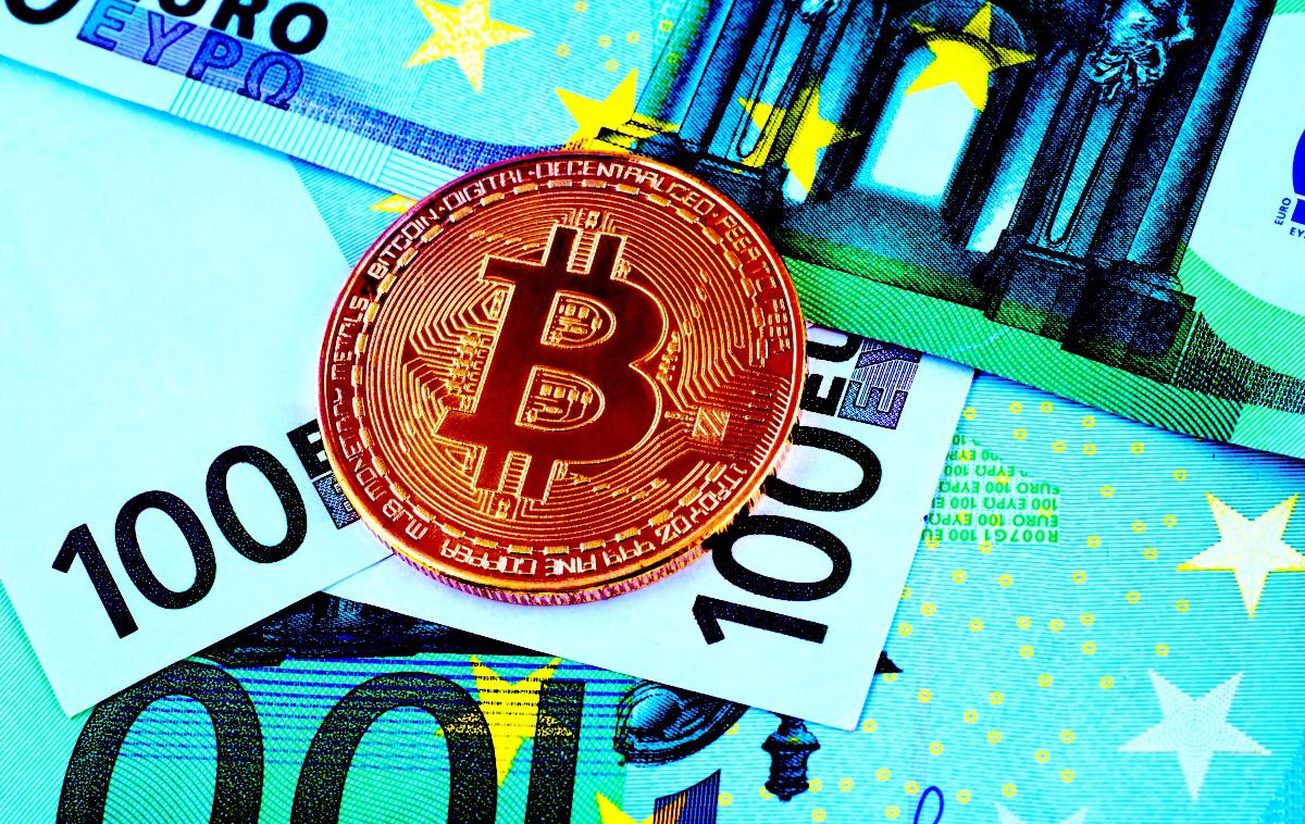Bitcoin, Evro, denar, kriptovalute | Po najnovejši raziskavi si okrog 90 odstotkov lastnikov bitcoinov s svojim premoženjem v kriptovaluti danes ne more kupiti niti solidnega pametnega telefona.  | Foto Thinkstock