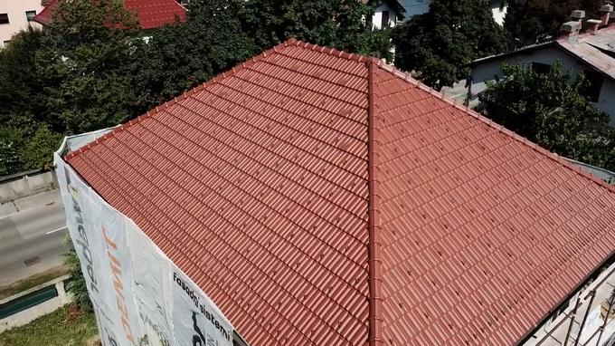 Streha ima klasično rdečo kritino. | Foto: Jan Lukanović
