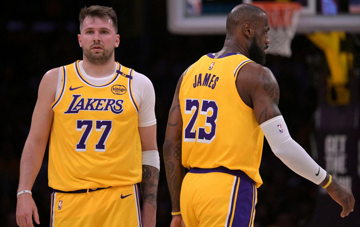 Luka Dončić LeBron James | Luka Dončić je dočakal debi v dresu LA Lakers in v 24 minutah igre k zmagi prispeval 14 točk, pet skokov in štiri asistence. | Foto Reuters