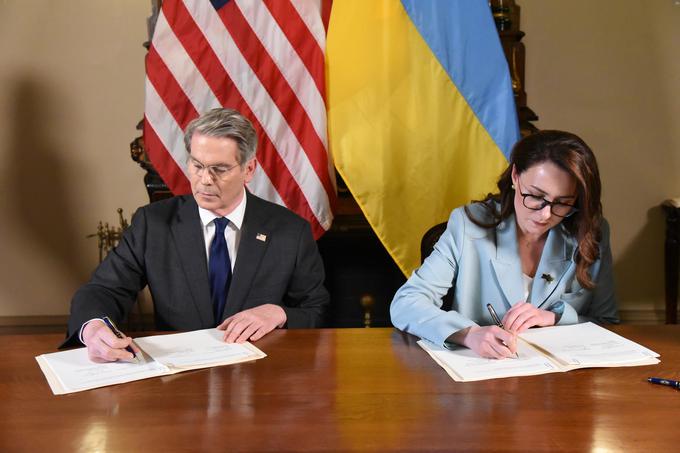 Ukrajinska ministrica za gospodarstvo Julija Sviridenko, ki je v Washingtonu podpisala sporazum, je na Facebooku objavila, da bo sklad financiral projekte na področju mineralov ter nafte in plina, pa tudi povezano infrastrukturo ali predelavo. | Foto: Julija Sviridenko/Facebook