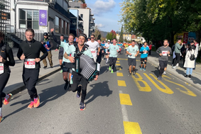 Slovenec uradno Guinnessov rekorder za pretečeni maraton s harmoniko v rokah