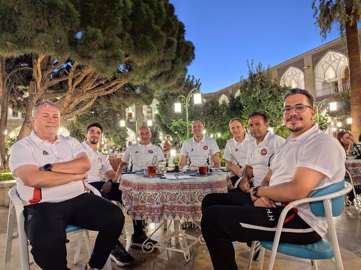 Strokovno vodstvo Tractorja, v katerem je Sanel Konjević (v sredini) sedem mesecev opravljal vlogo enega izmed treh pomočnikov trenerja Dragana Skočića (levo). | Foto: Osebni arhiv